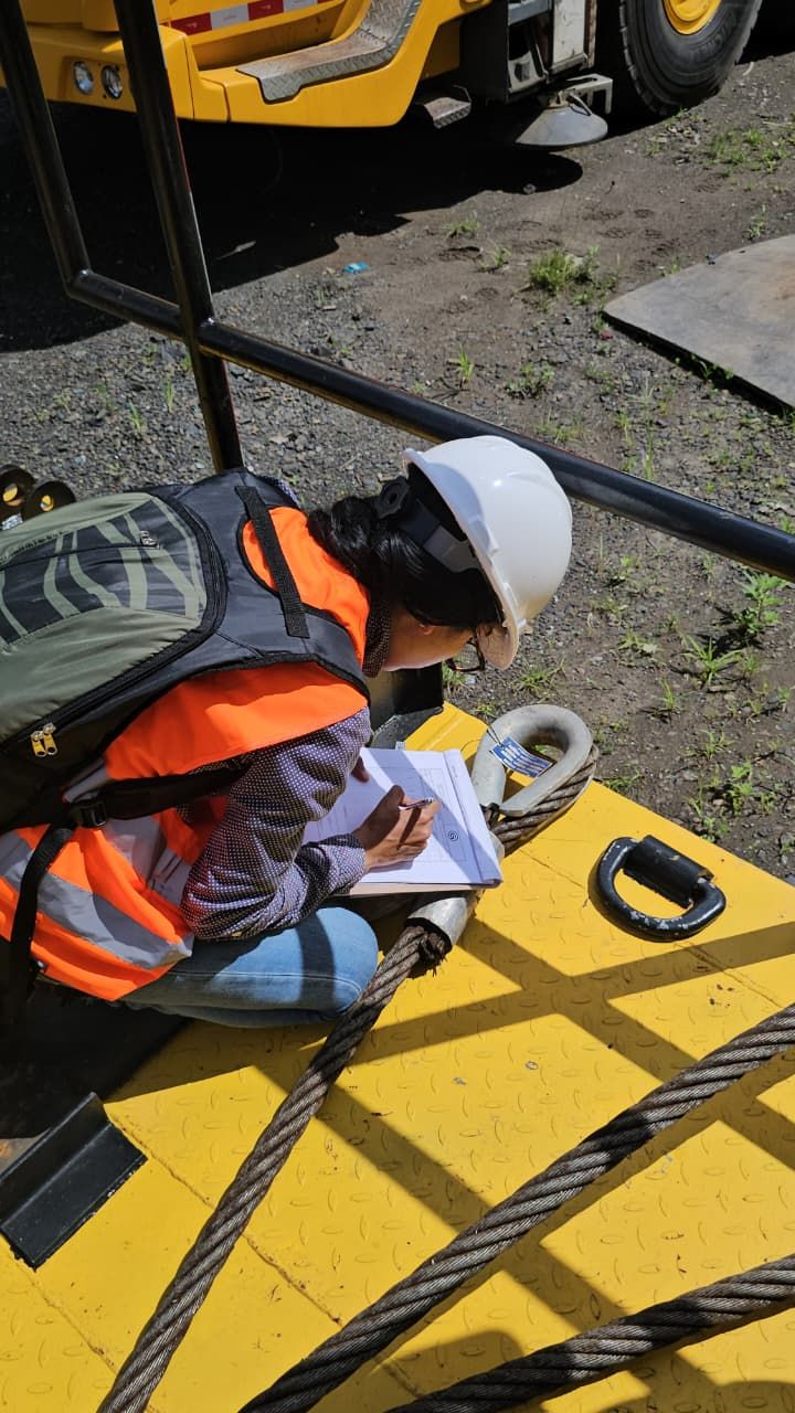 Inspectora de Grupo Certilift revisando accesorios de izaje en campo